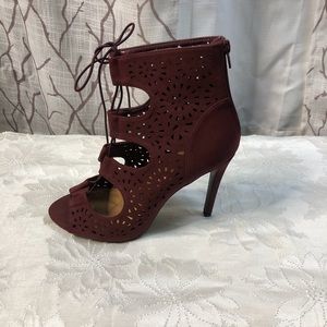 Wine size 10 zipper heel